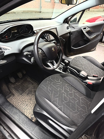 Peugeot 2008 2 of 7