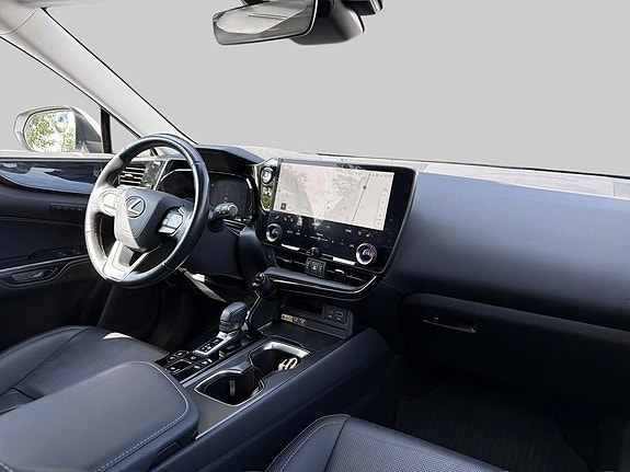 Lexus NX450h+ 6 of 10