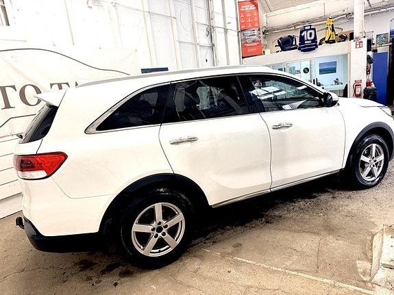 Kia Sorento 4 of 17