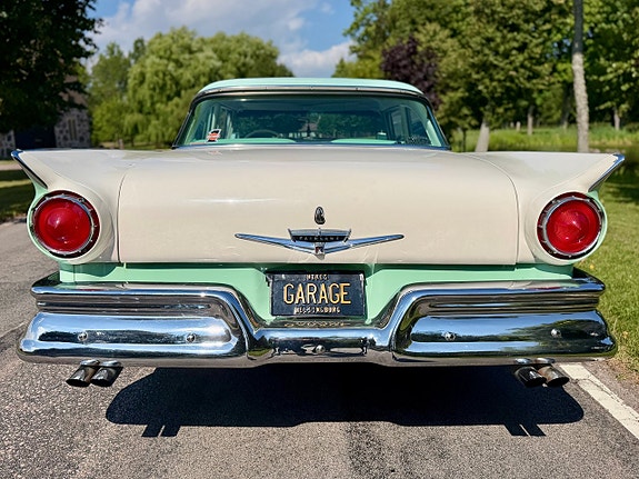 Ford Fairlane 3 of 23
