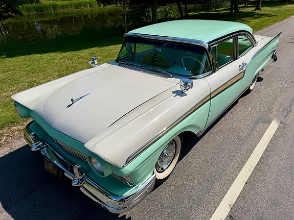 Ford Fairlane 9 of 23