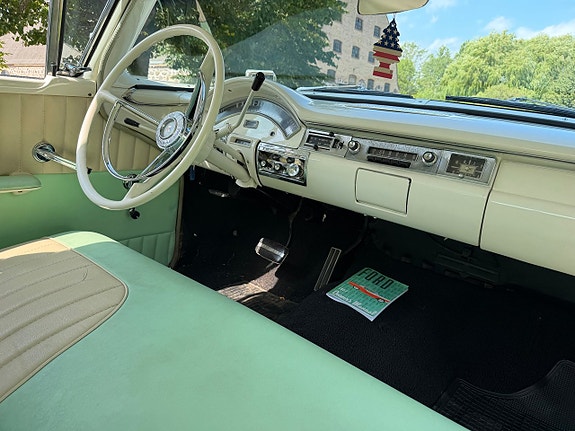Ford Fairlane 14 of 23