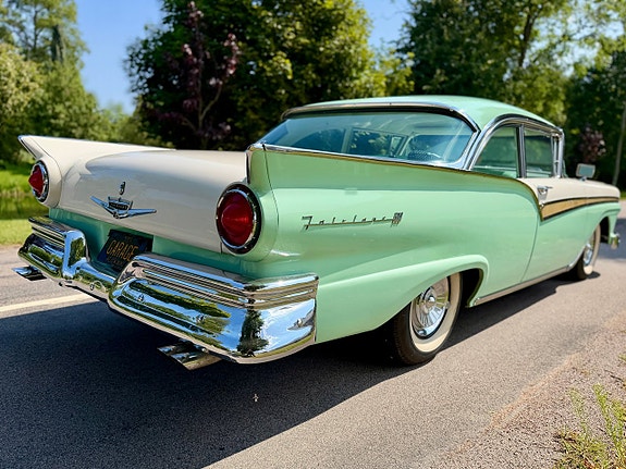 Ford Fairlane 4 of 23