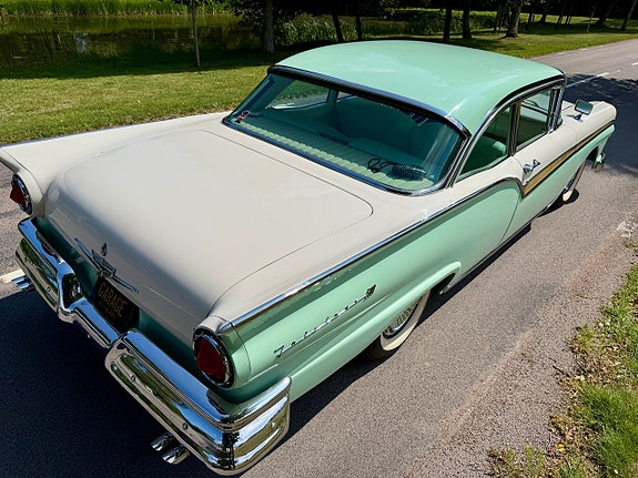 Ford Fairlane 10 of 23