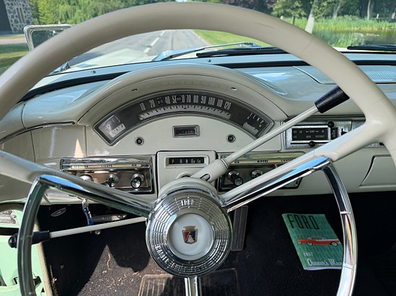 Ford Fairlane 15 of 23