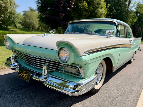 Ford Fairlane 2 of 23