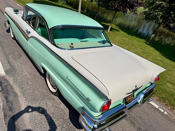Ford Fairlane 8 of 23