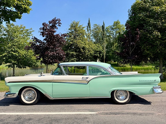 Ford Fairlane 6 of 23