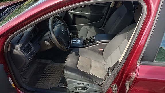 Volvo V70 2 of 6