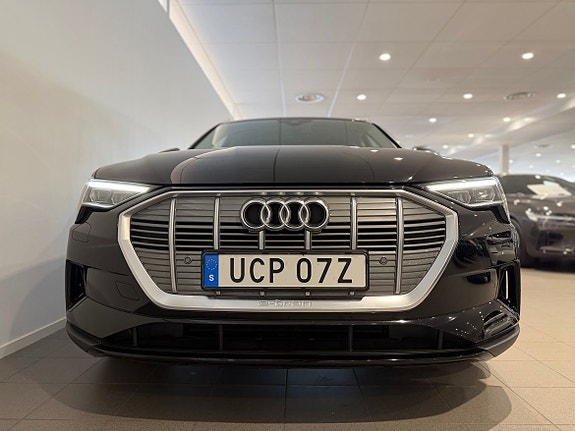 Audi e-tron 2 of 12