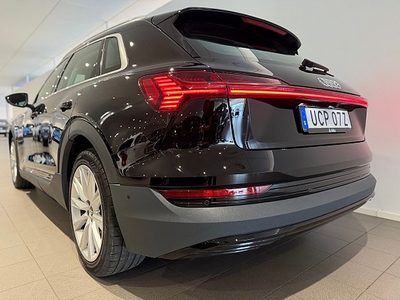 Audi e-tron 4 of 12