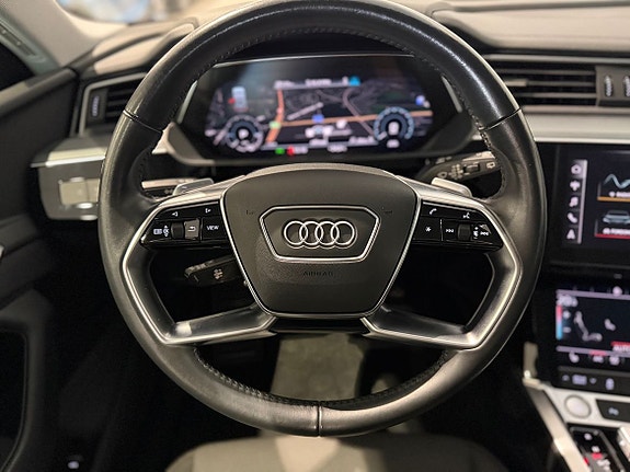 Audi e-tron 10 of 12