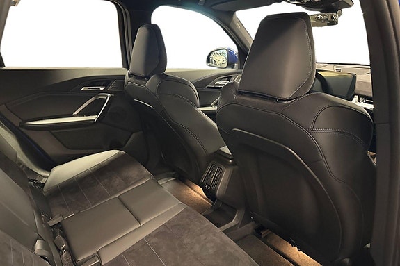 BMW iX1 7 of 19