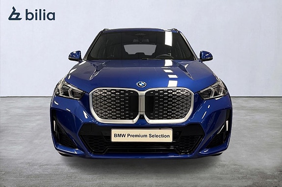 BMW iX1 5 of 19