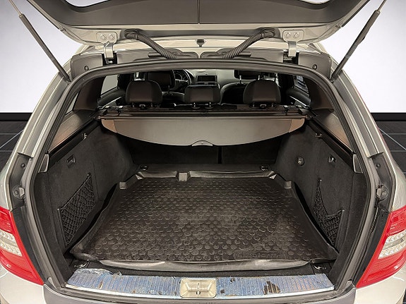 Mercedes-Benz C220 10 of 14