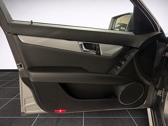Mercedes-Benz C220 11 of 14