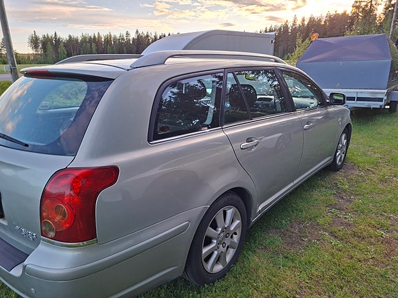 Toyota Avensis 5 of 9