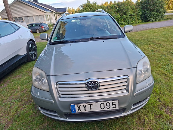 Toyota Avensis 2 of 9