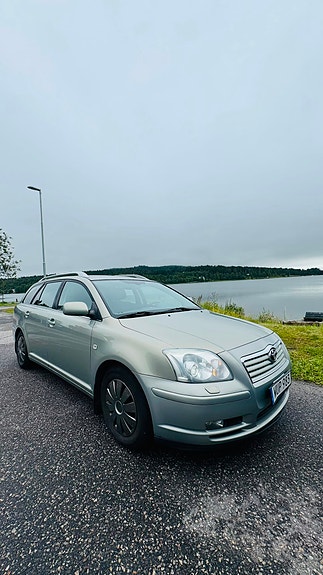 Toyota Avensis 2 of 9