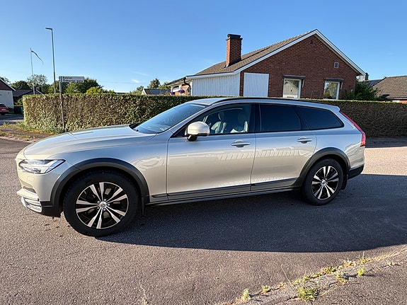 Volvo V90 Cross Country 2 of 5