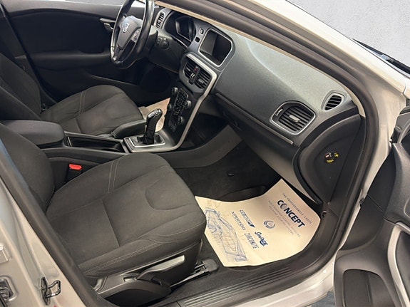 Volvo V40 12 of 18