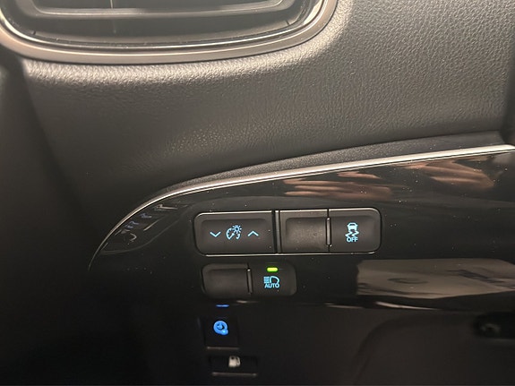 Toyota Prius Plug-in Hybrid 25 of 30