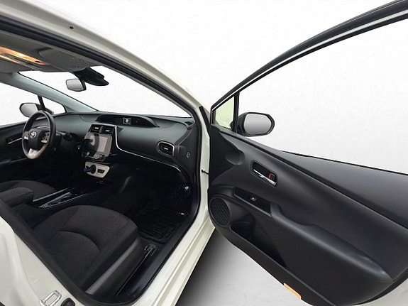 Toyota Prius Plug-in Hybrid 24 of 30