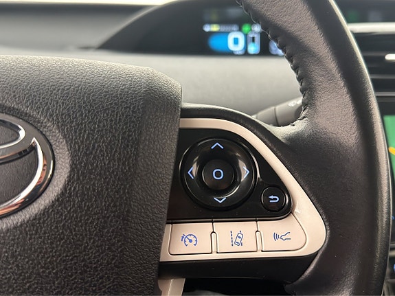 Toyota Prius Plug-in Hybrid 14 of 30