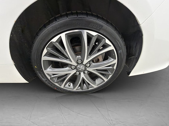 Toyota Prius Plug-in Hybrid 27 of 30