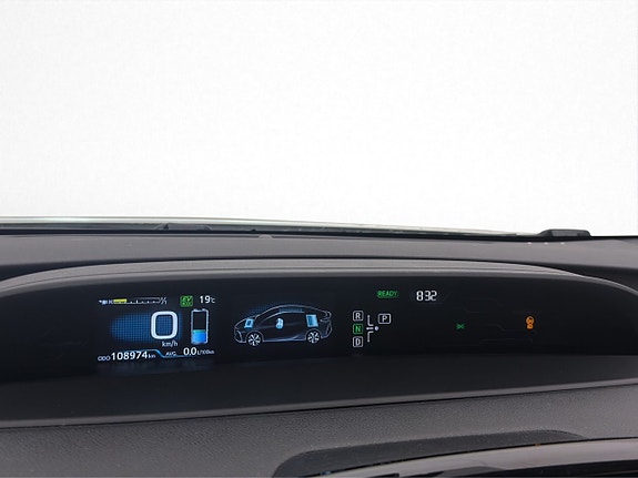 Toyota Prius Plug-in Hybrid 16 of 30