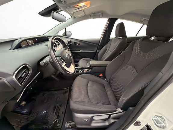 Toyota Prius Plug-in Hybrid 10 of 30