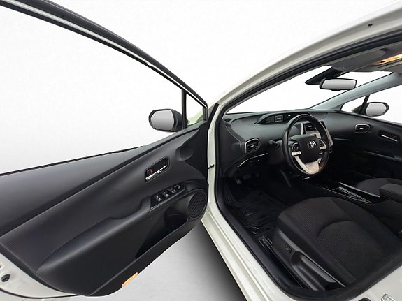Toyota Prius Plug-in Hybrid 9 of 30