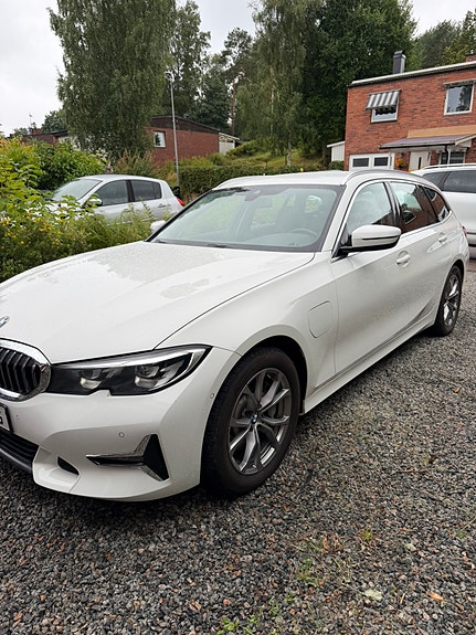 BMW 330e 2 of 18