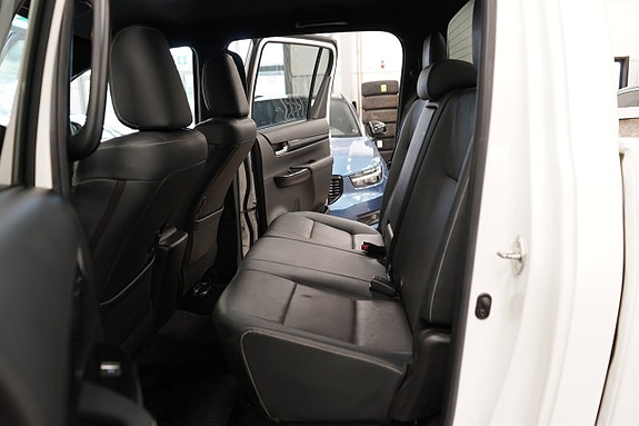 Toyota HiLux 11 of 27