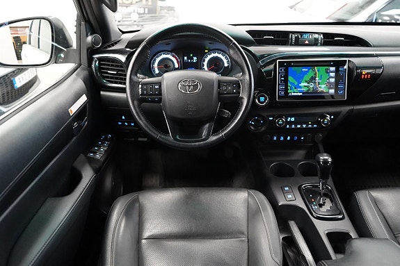 Toyota HiLux 17 of 27