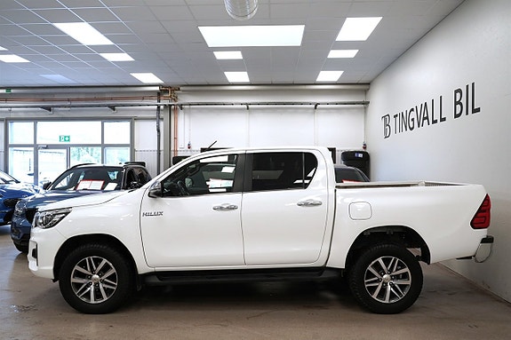 Toyota HiLux 2 of 27