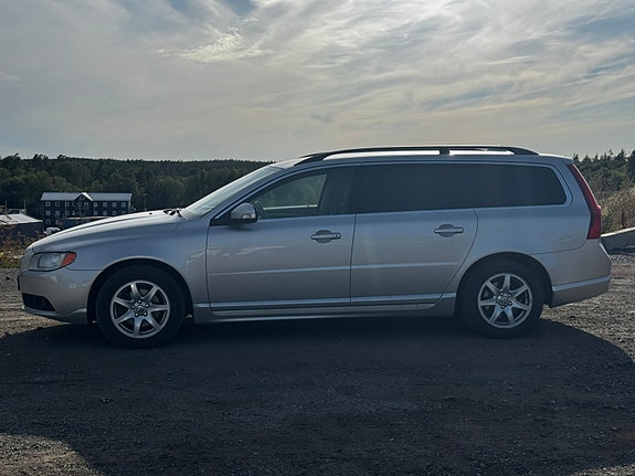 Volvo V70 2 of 11