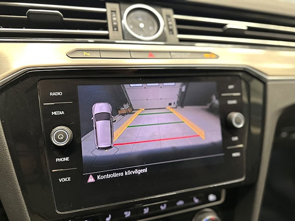 Volkswagen Passat Alltrack 17 of 22