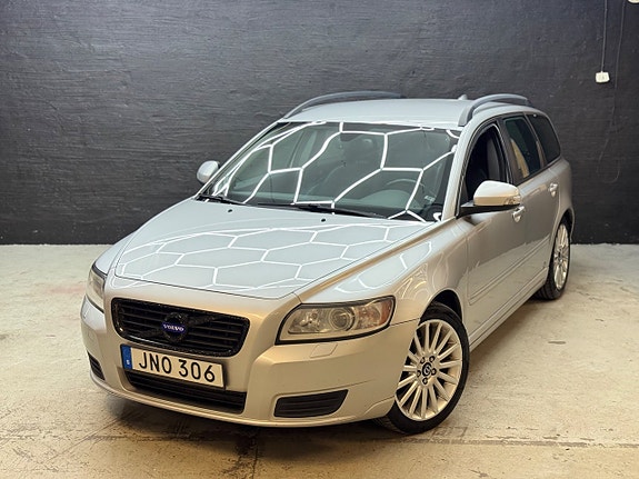 Volvo V50 2 of 15