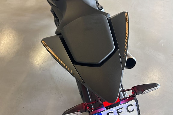 Honda Cb 1000sp /Öhlins/Racefit/259 mil!/ 14 of 17