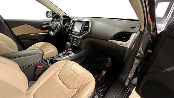 Jeep Cherokee 16 of 27