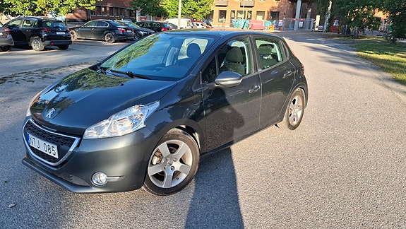 Peugeot 208 3 of 9