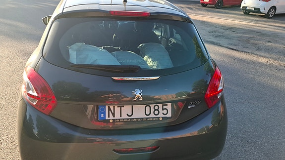 Peugeot 208 4 of 9