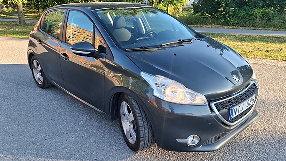 Peugeot 208 2 of 9
