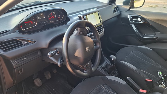 Peugeot 208 5 of 9