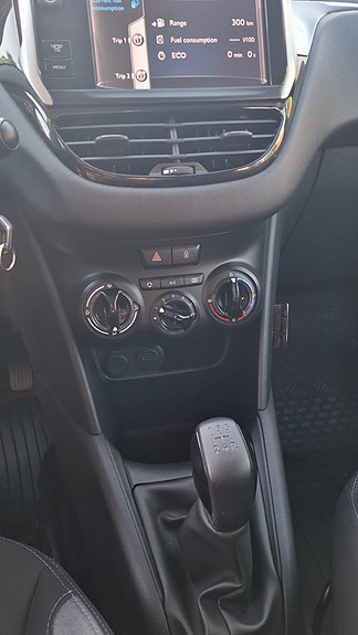Peugeot 208 8 of 9