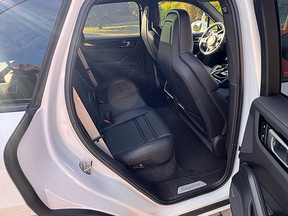 Porsche Cayenne 4 of 8