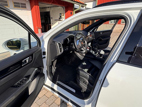 Porsche Cayenne 5 of 8