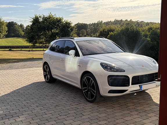 Porsche Cayenne 3 of 8