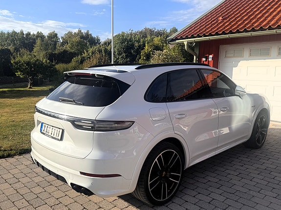 Porsche Cayenne 2 of 8